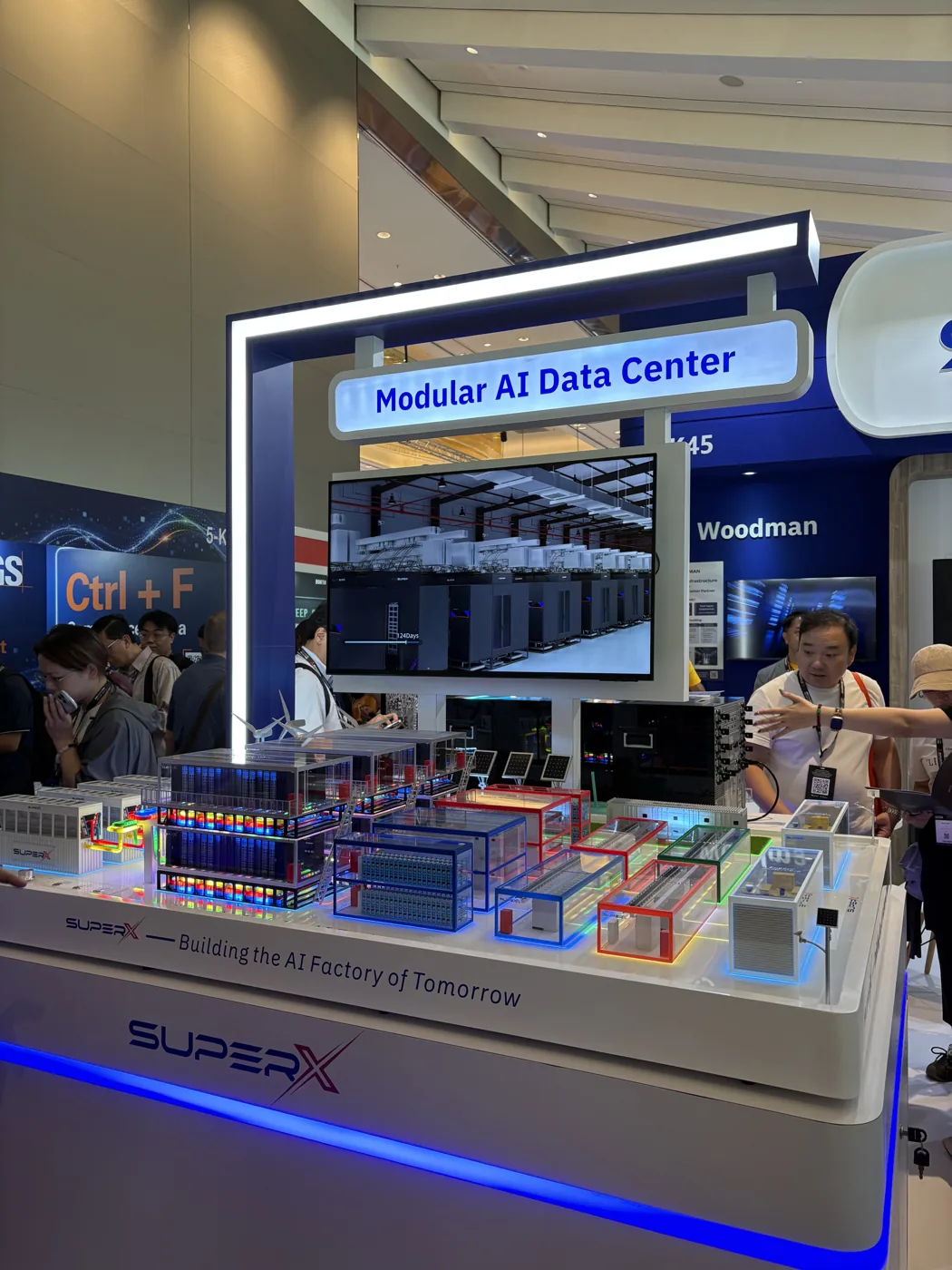 SuperXのモジュール型AIデータセンター展示